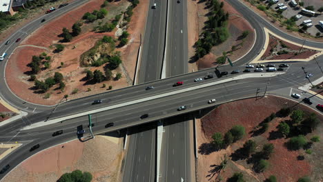 vista aérea de pájaro, tráfico de carretera de paso elevado de puente en los suburbios de st