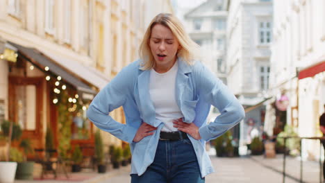 Mujer-Turista-Sensación-Repentina-Fuerte-Dolor-De-Estómago-Abdominal-Diarrea-Problema-De-Gastritis-En-Las-Calles-De-La-Ciudad