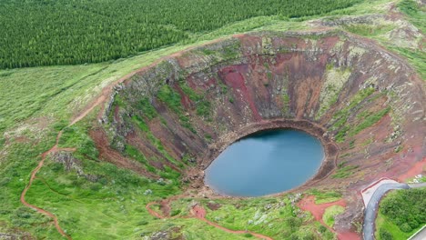 vista aérea alrededor del cráter del volcán kerið en islandia