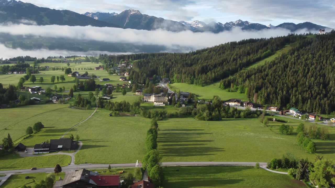 Ripresa 4K con drone di una bellissima alba nebbiosa a Ramsau am Dachstein, Stiria, Austria.