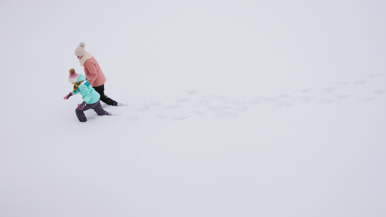 gente divirtiéndose en glubokom snack especie de sverhu