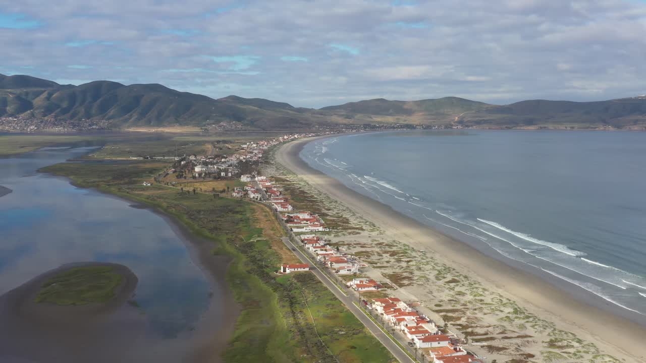 visão ampla da praia estero ensenada méxico, casas de frente para a praia ensenada na bahía todos los santos