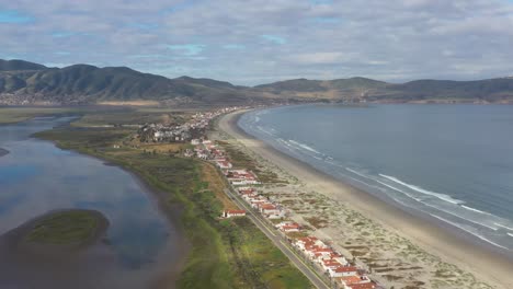 amplia vista de la playa de estero ensenada mexico, casas frente a la playa de ensenada en bahía todos los santos