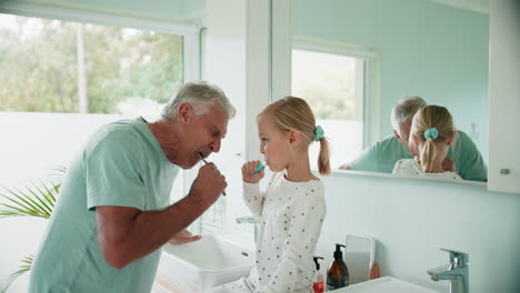 Abuelo,-Niño-Y-Cepillarse-Los-Dientes