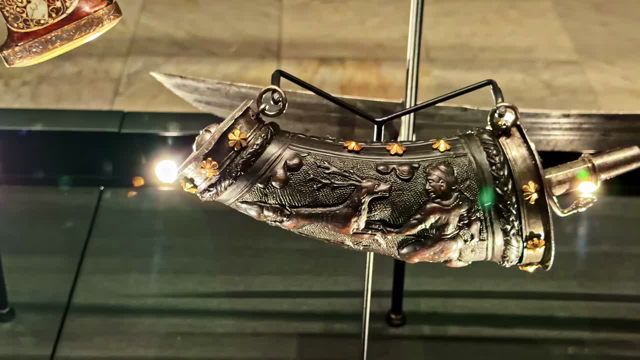 Antica fiaschetta per polvere da sparo in corno di bufalo esposta in un museo a Cracovia, Polonia.