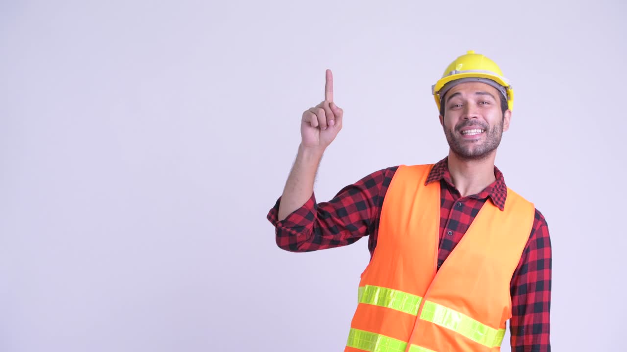 feliz hombre persa barbudo y guapo trabajador de la construcción