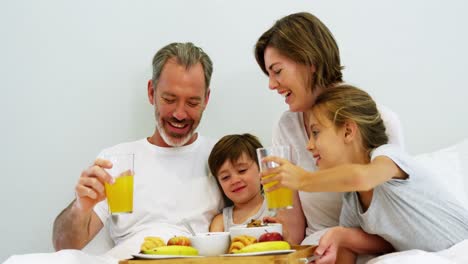 Familie-Frühstückt-Im-Schlafzimmer