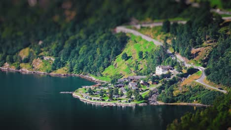 Zeitraffervideo-Eines-Norwegischen-Campingplatzes-Am-Ufer-Des-Geirangerfjords