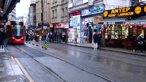 straßenszene der straßenbahn von istanbul