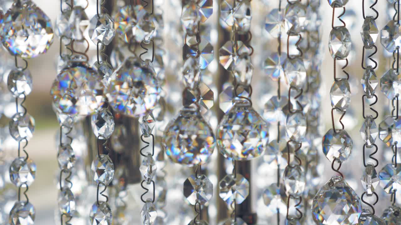 크리스탈 들리어, 반이는 크리스탈, 현대 크리스탈 장식, 클로즈업, 크리스탈 공을 매달고, 빈티지 크리스탈 램프 세부 사항, 다이아몬드, 귀한 돌, 조명