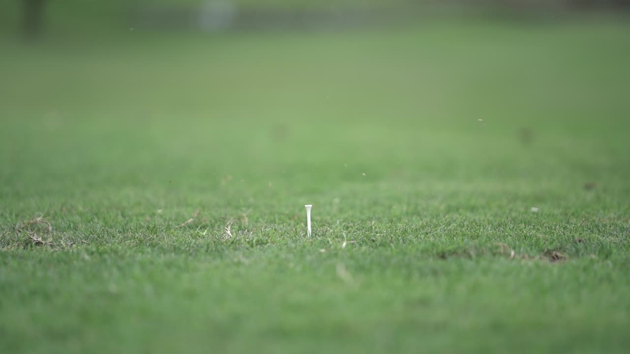 골프 클럽이 슬로우 모션으로 골프 공을 때린다.