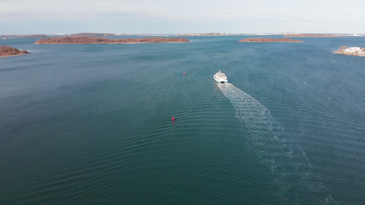 vista diurna del dron del transbordador hingham mbta navegando por el canal