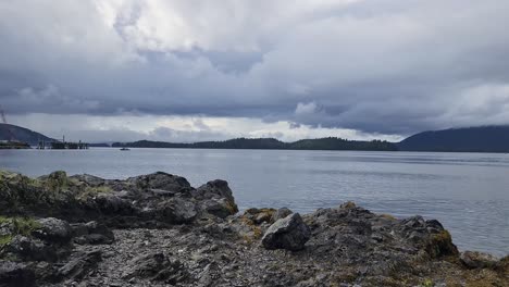 Costa-Rocosa-En-Sitka-Alaska-Cerca-Del-Comienzo-Del-Sendero-Muskeg