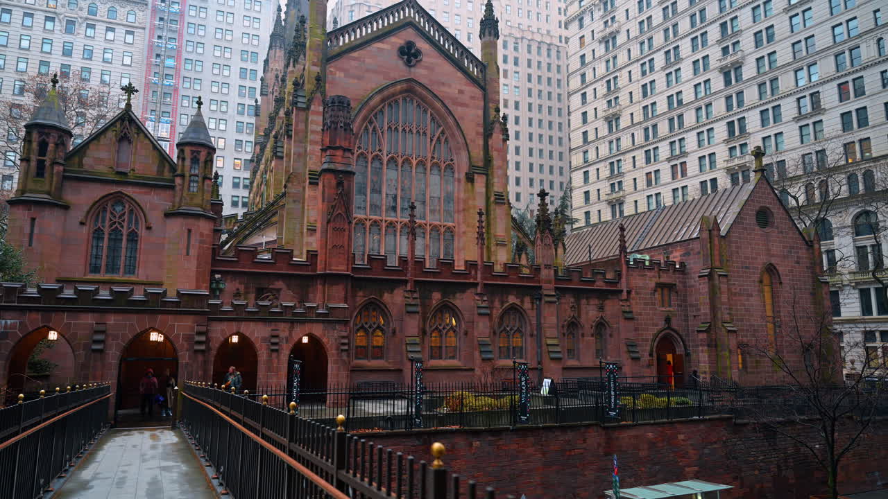 New York, USA, 15. januar 2026: Trinity Churchs ytterfasade. Gotisk fasade av Trinity Church på Nedre Manhattan på en vinterdag