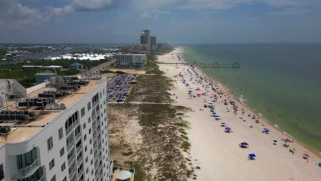 volando sobre las playas en orange beach en un día nublado