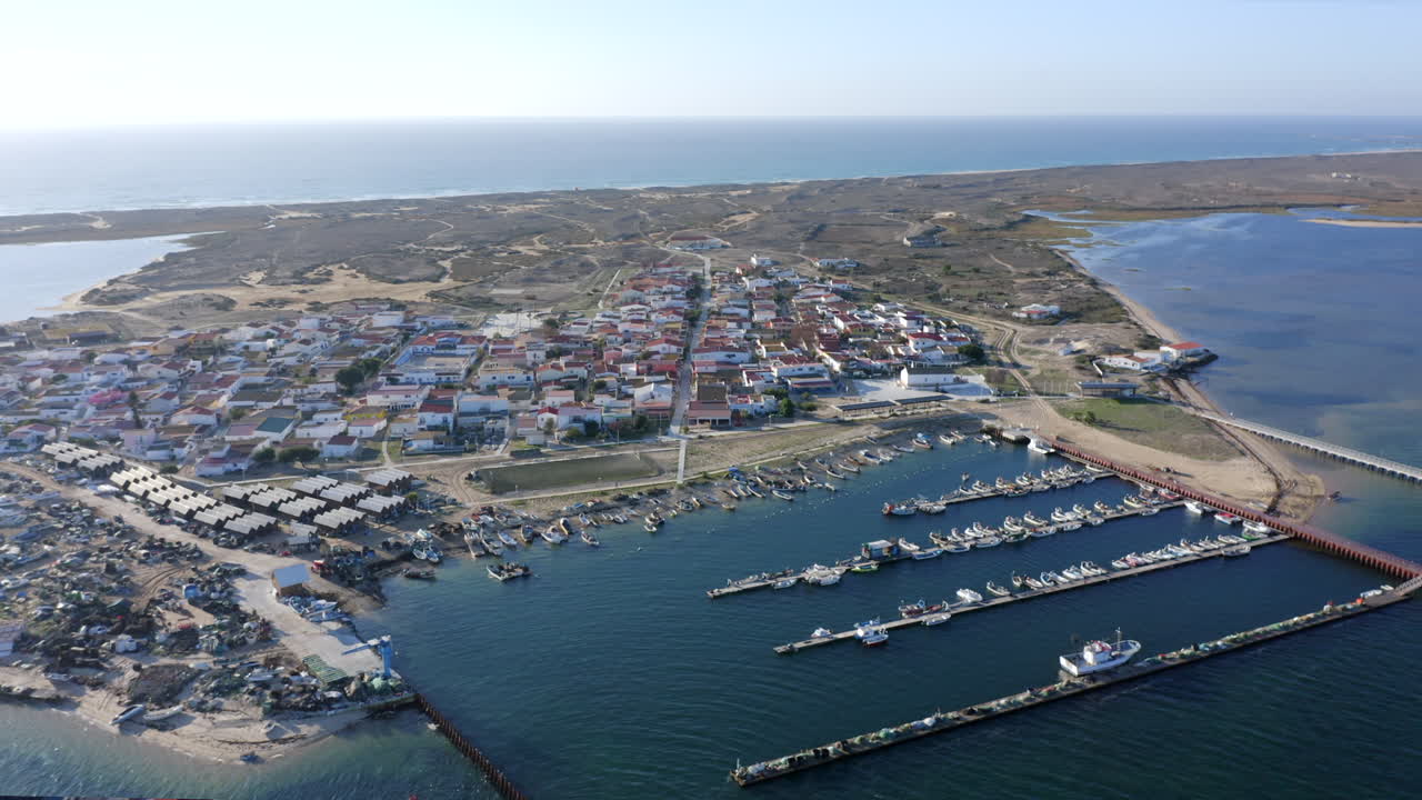 낮에는 포르투갈 파로 알가르베의 해변 마을과 함께 쿨라트라 섬 부두에 정박해 있는 보트