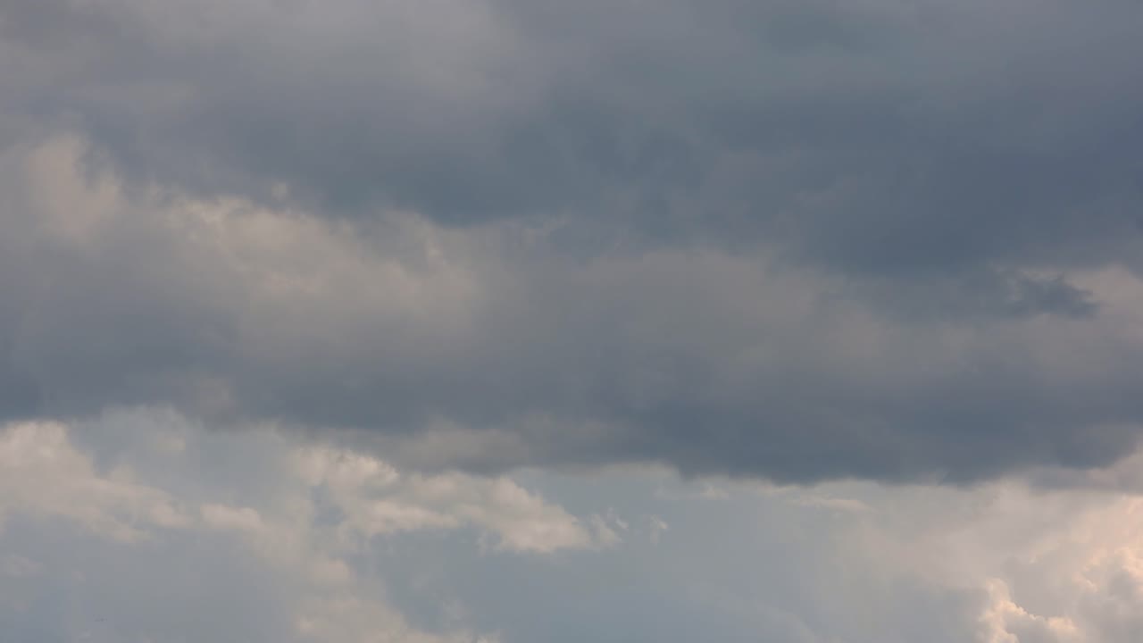 el paso del tiempo de las nubes grises a la deriva a través del cielo