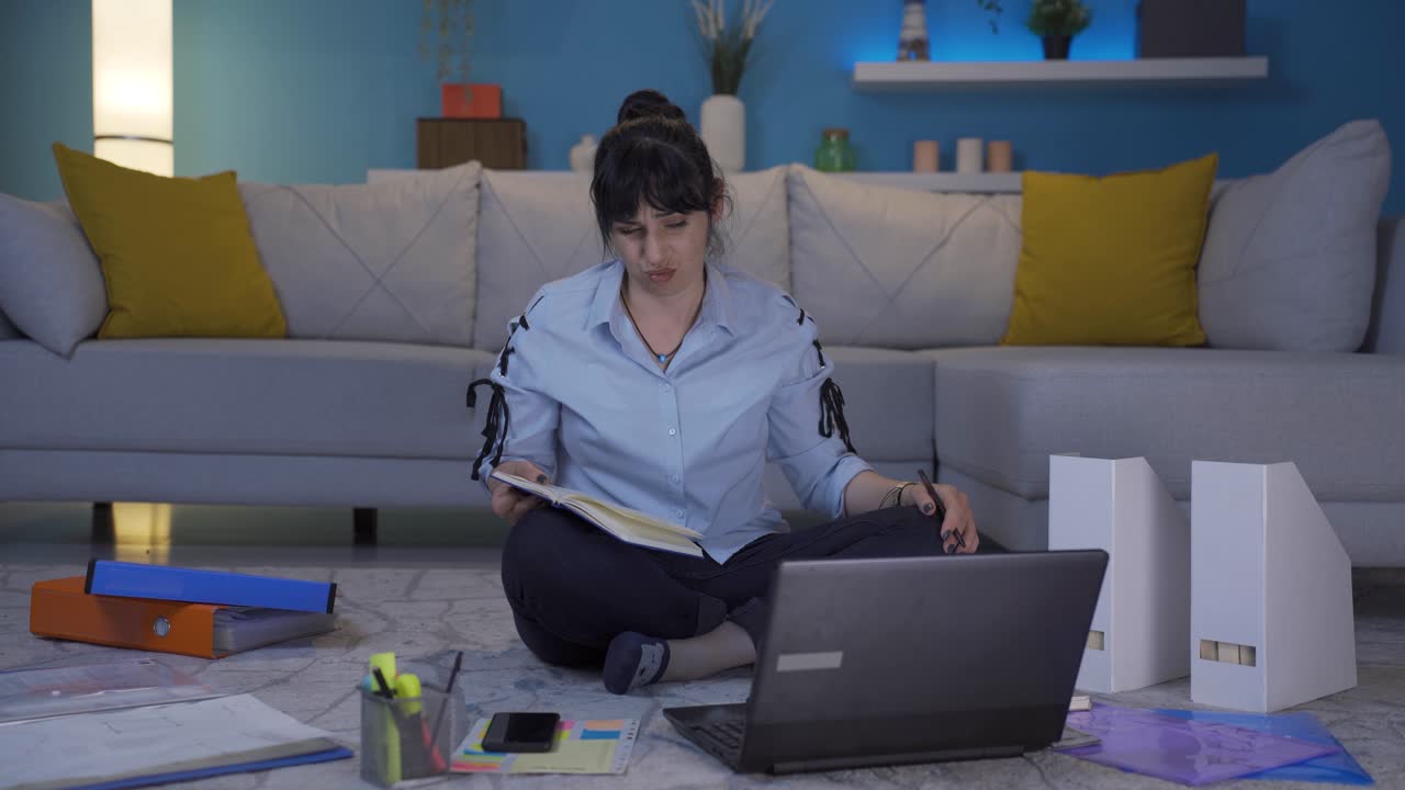 la mujer que trabaja en una oficina en casa es incompetente.