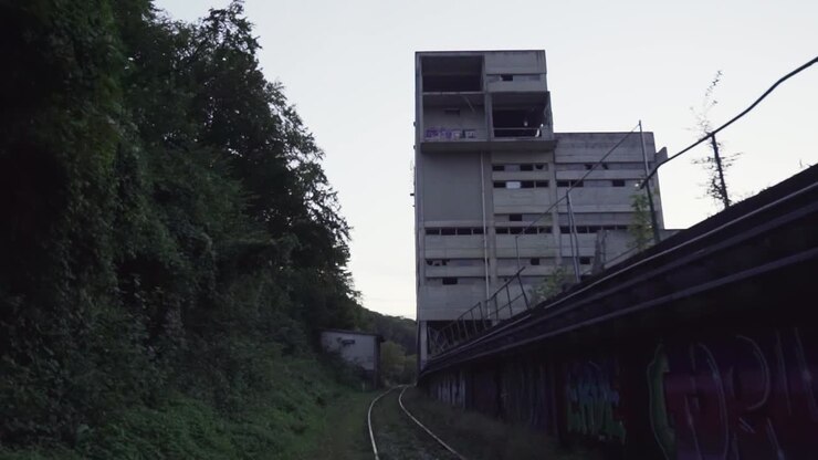 Fábrica com estação de trem
