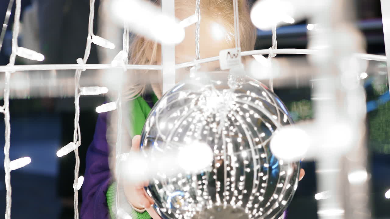 niña y decoraciones de navidad