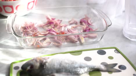 poner la patata sobre la cebolla en el plato para poner la bestia de mar en el horno