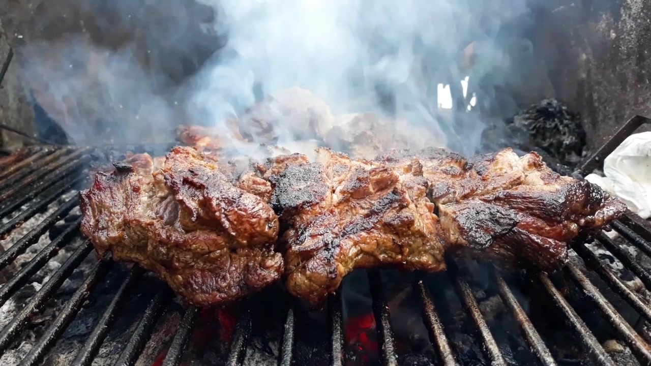 Kousky vepřového masa na grilu
