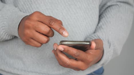 persona que utiliza un teléfono inteligente