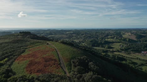 Vertikale-Luftaufnahme-Des-Hügels-Von-Santa-Barbara-Im-Baskenland