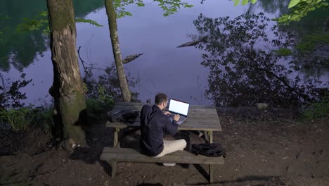 hombre de negocios feliz trabajando en el bosque.