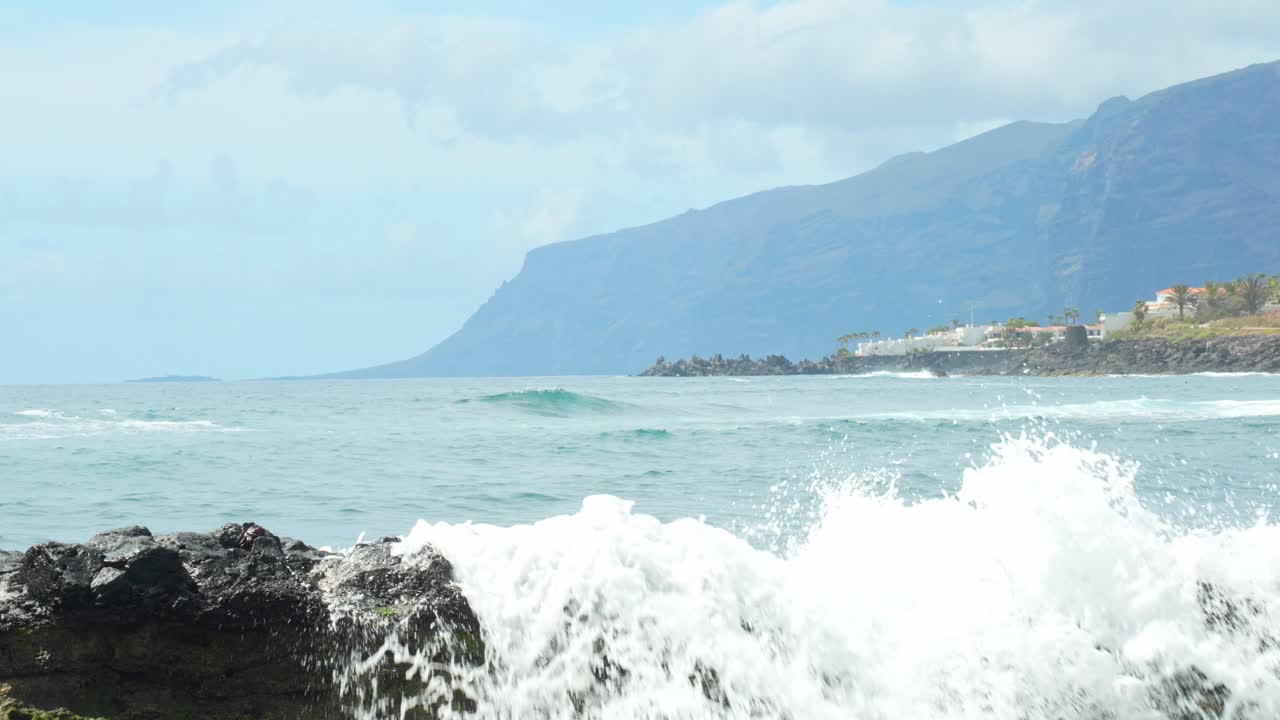 아름다운 만의 바위에 부 ⁇ 히는 파도