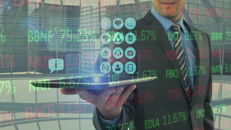 animación de iconos digitales y procesamiento de datos financieros sobre un hombre de negocios que sostiene una tableta
