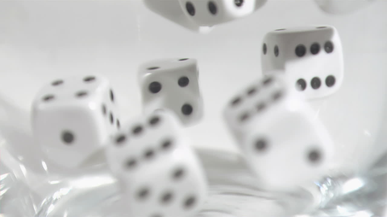 los dados en cámara súper lenta se están mezclando