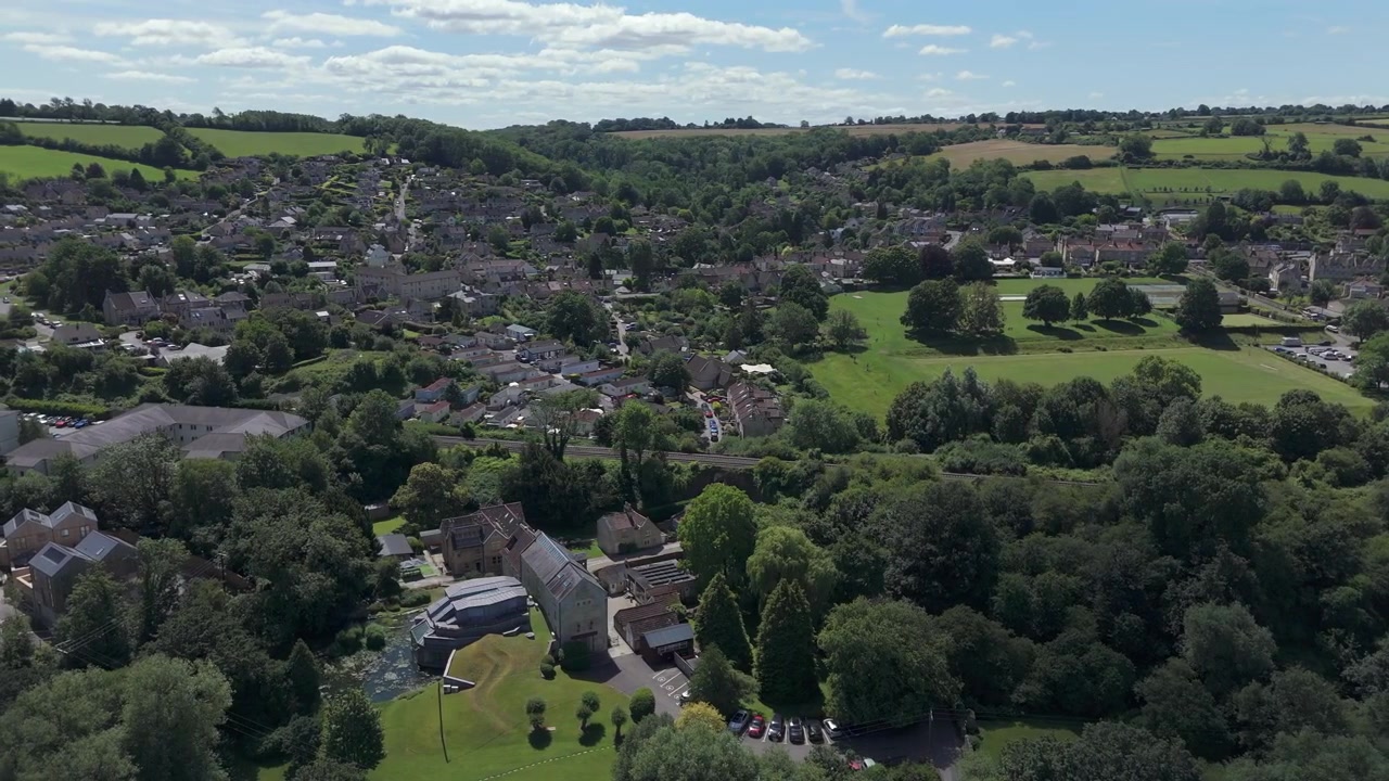 Ripresa aerea orbitale degli studi Realworld Box, Wiltshire, in una soleggiata giornata estiva