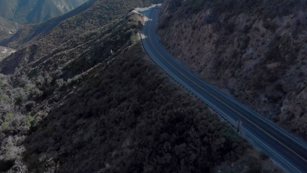 석양에 앤젤레스 국유림의 산들을 가로지르는 무인 항공기