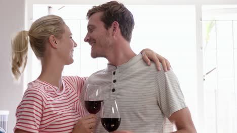 una pareja feliz bebiendo vino tinto