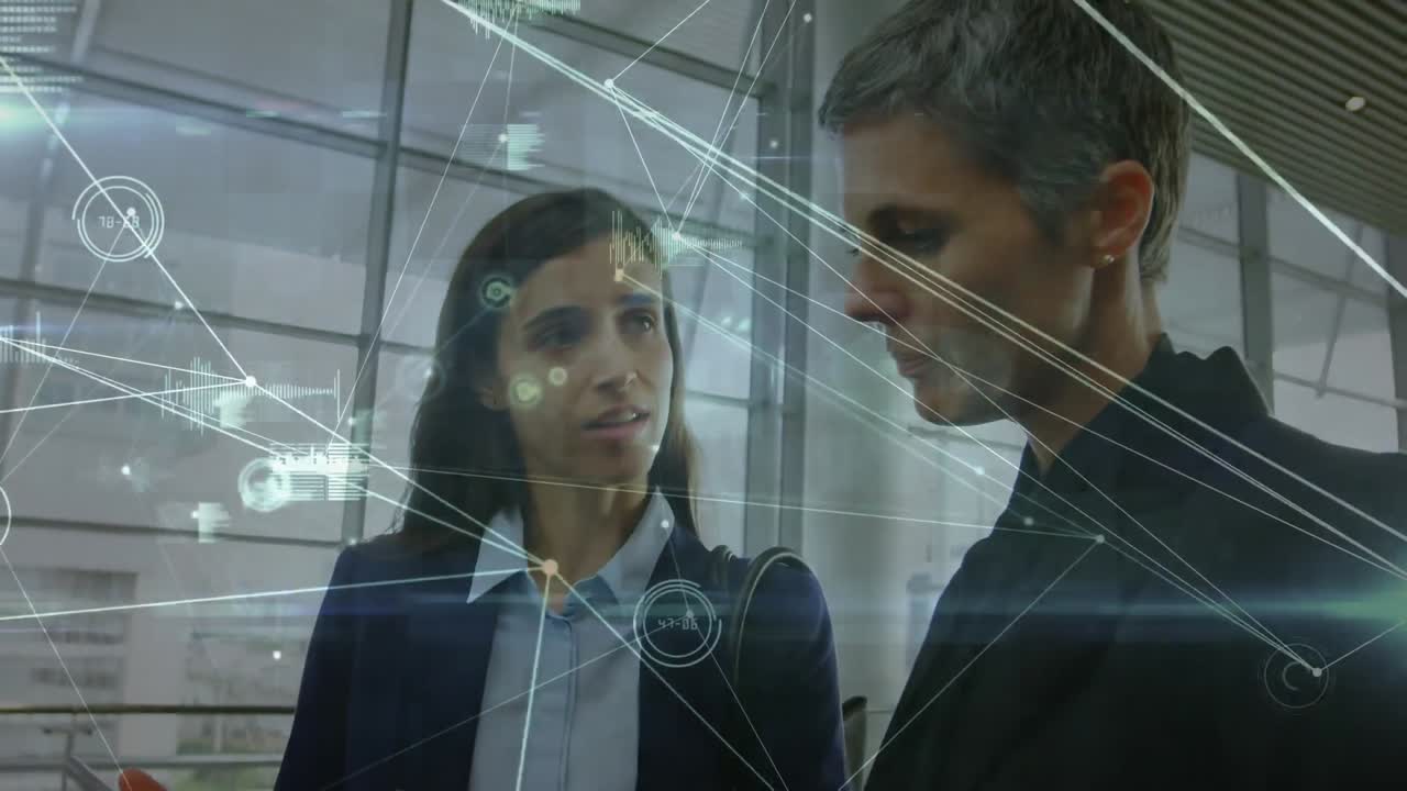 animación de la red de conexiones y procesamiento de datos sobre dos mujeres diversas discutiendo en la oficina