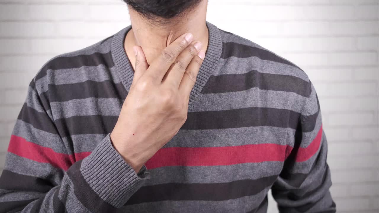 hombre con dolor de garganta