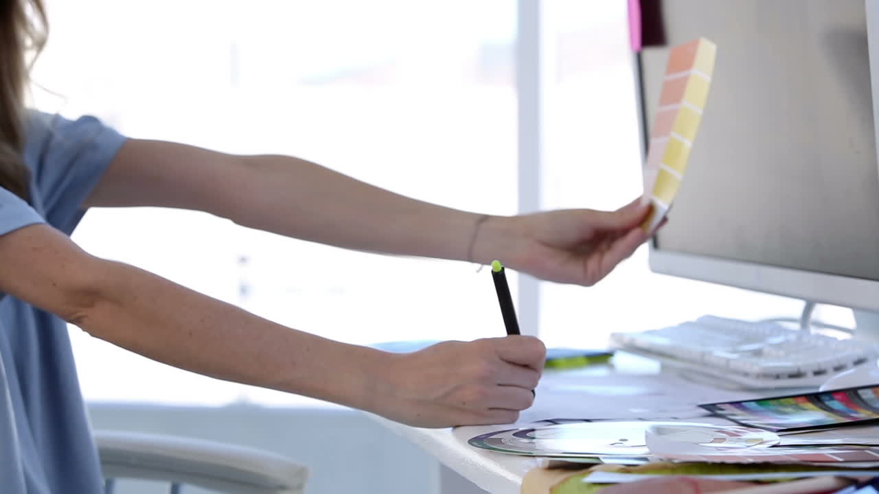 인테리어 디자이너가 색을 선택합니다.