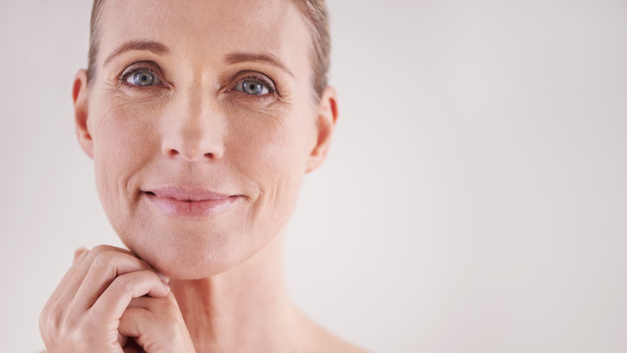 mulher com rugas faciais