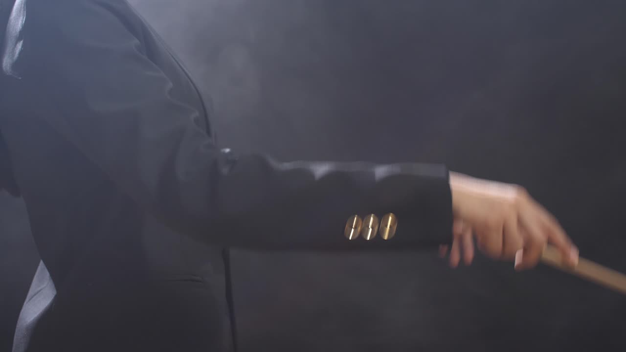 오케스트라를 지휘하는 여자