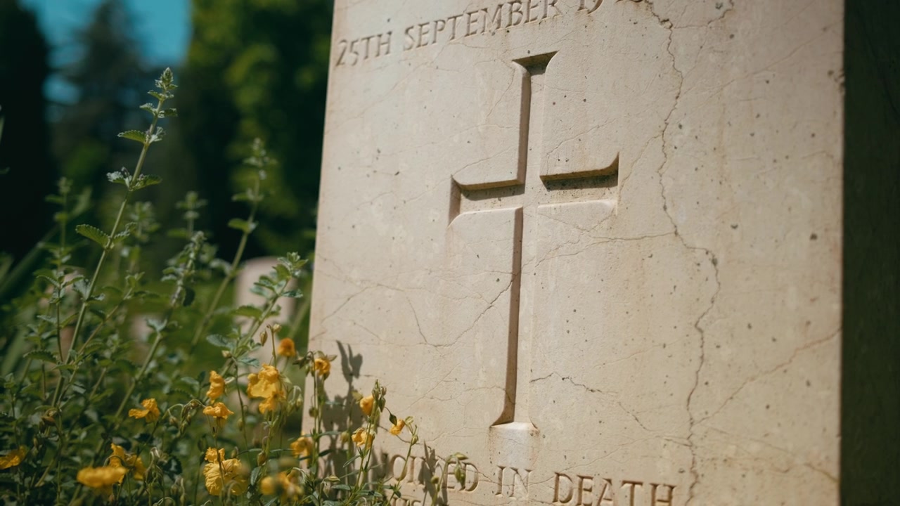 Lapide con croce incisa nel giorno della memoria