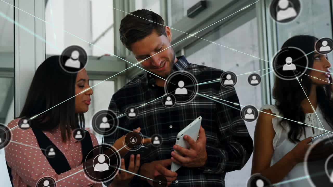 animación de la red de conexiones a través de diversas personas de negocios que usan tablets