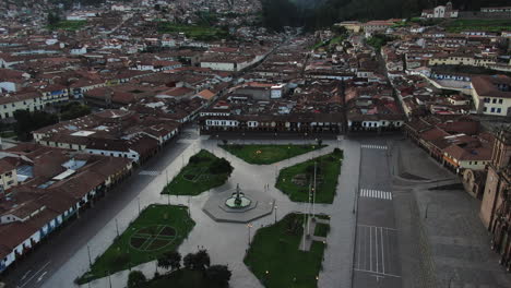 4K-Luftaufnahmen-In-Der-Dämmerung-Der-Plaza-De-Armas-In-Der-Stadt-Cusco,-Peru-Während-Der-Coronavirus-Quarantäne,-LKW-Und-Schwenk-Von-Links-Nach-Rechts,-Weitwinkelaufnahme