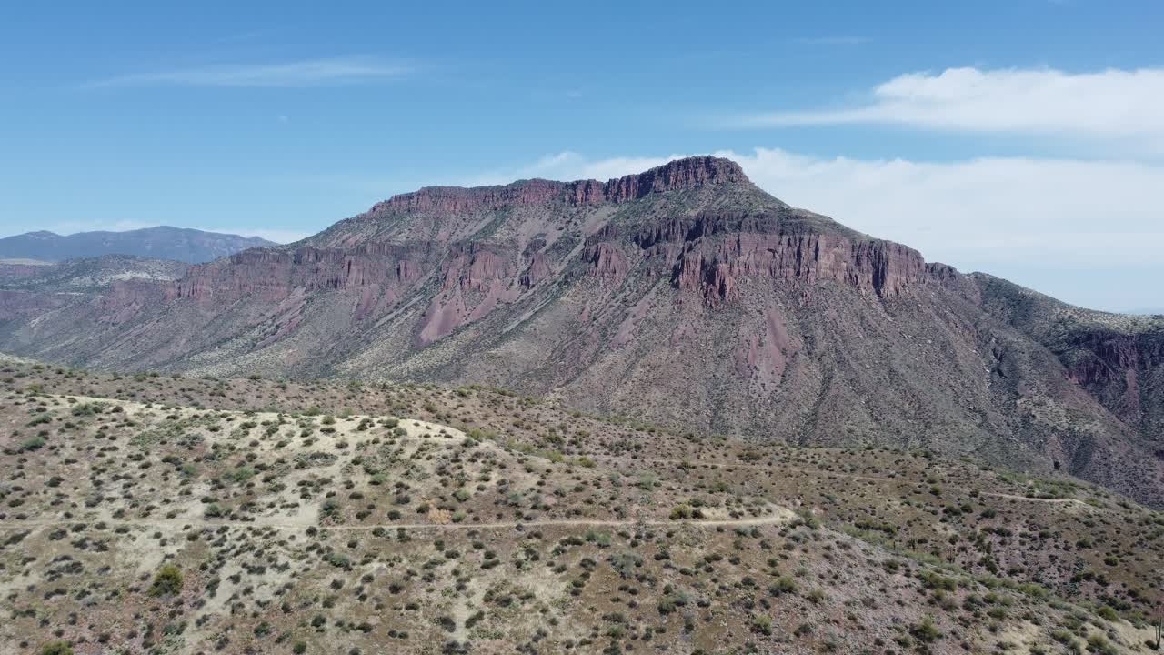 toma de drones de las montañas de arizona y el desierto con cactus