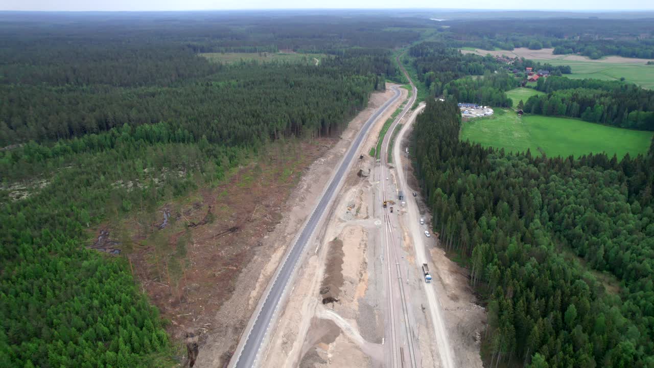 construcción de vías férreas y camino de tierra en el bosque boreal, suecia, cima aérea