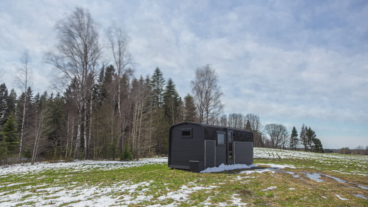 계절의 변화를 겪는 소박한 오두막집의 시간 흐름