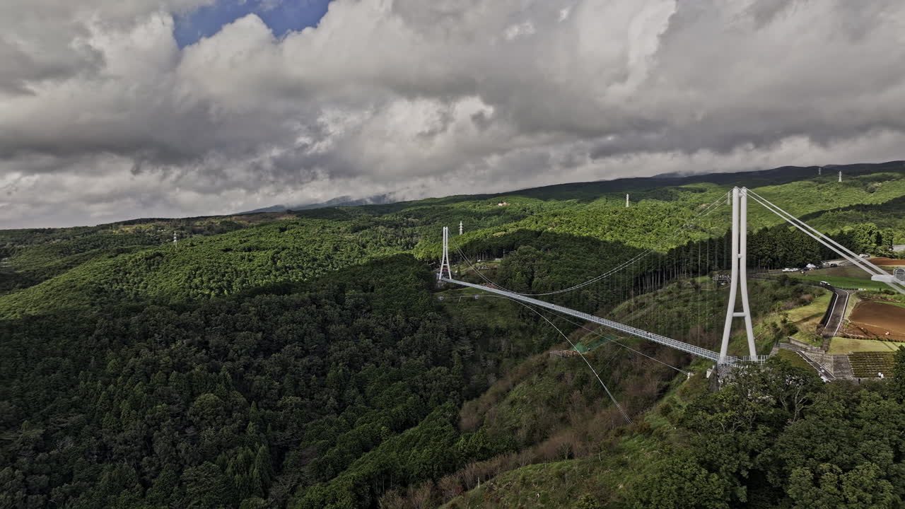 일본 미시마 에어리얼 v1 시네마틱 드론 저 비행 사사하라 신덴 스카이 워크 브릿지를 둘러싸고 아름다운 구름 하늘 아래의 굴곡 언덕 풍경을 포착 - mavic 3 pro cine - 2023 년 10 월