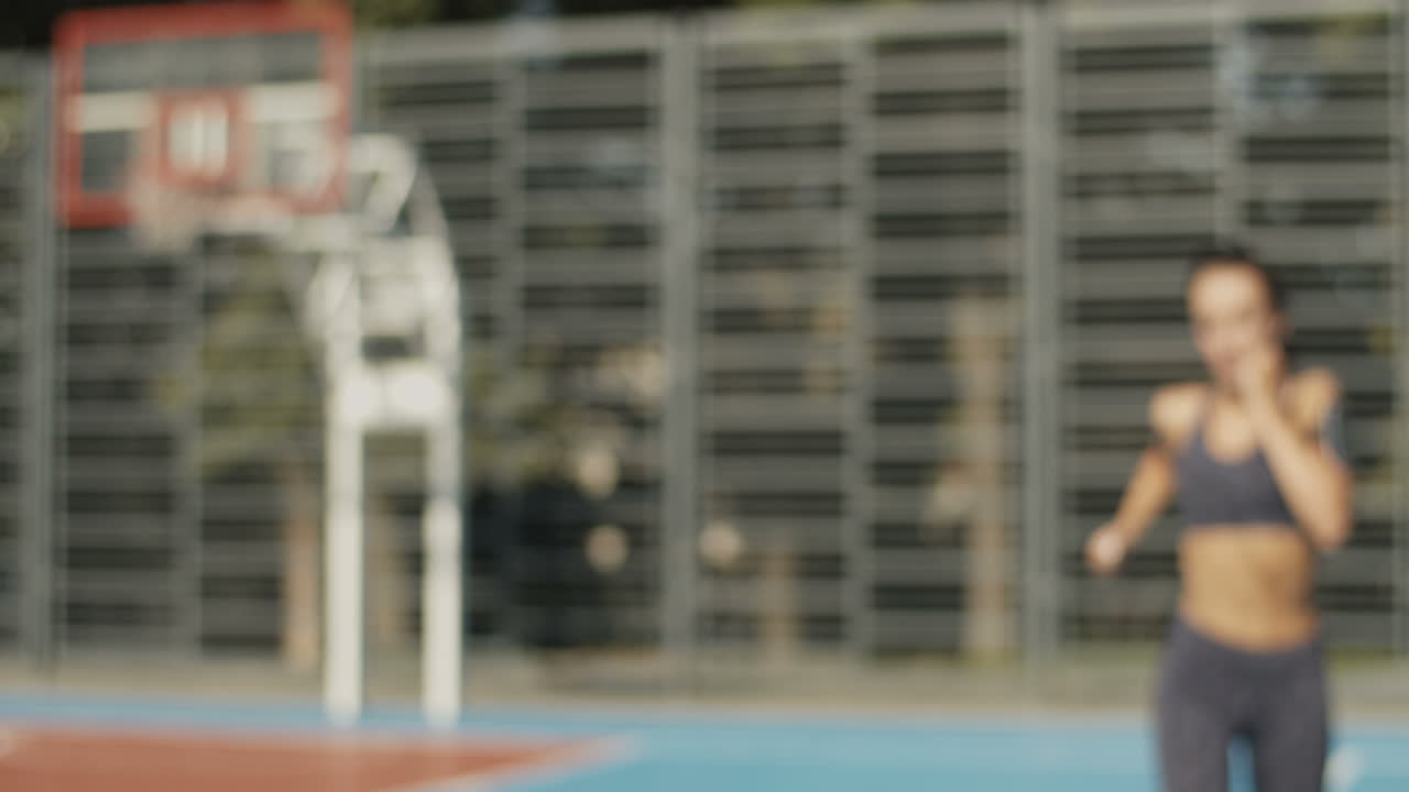 숨을 쉬기 위해 쉬고 여름날 스포츠 코트에서 계속 달리는 스포티 한 소녀 1