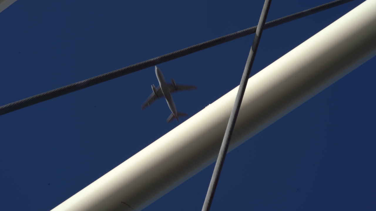 목적지에 도착하기 위해 하늘을 날아다니는 비행기와 함께 다리 기둥