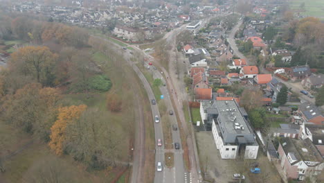 Luftaufnahme-Des-Verkehrs,-Der-In-Einer-Kleinen-Stadt-über-Eine-Stark-Befahrene-Straße-Fährt